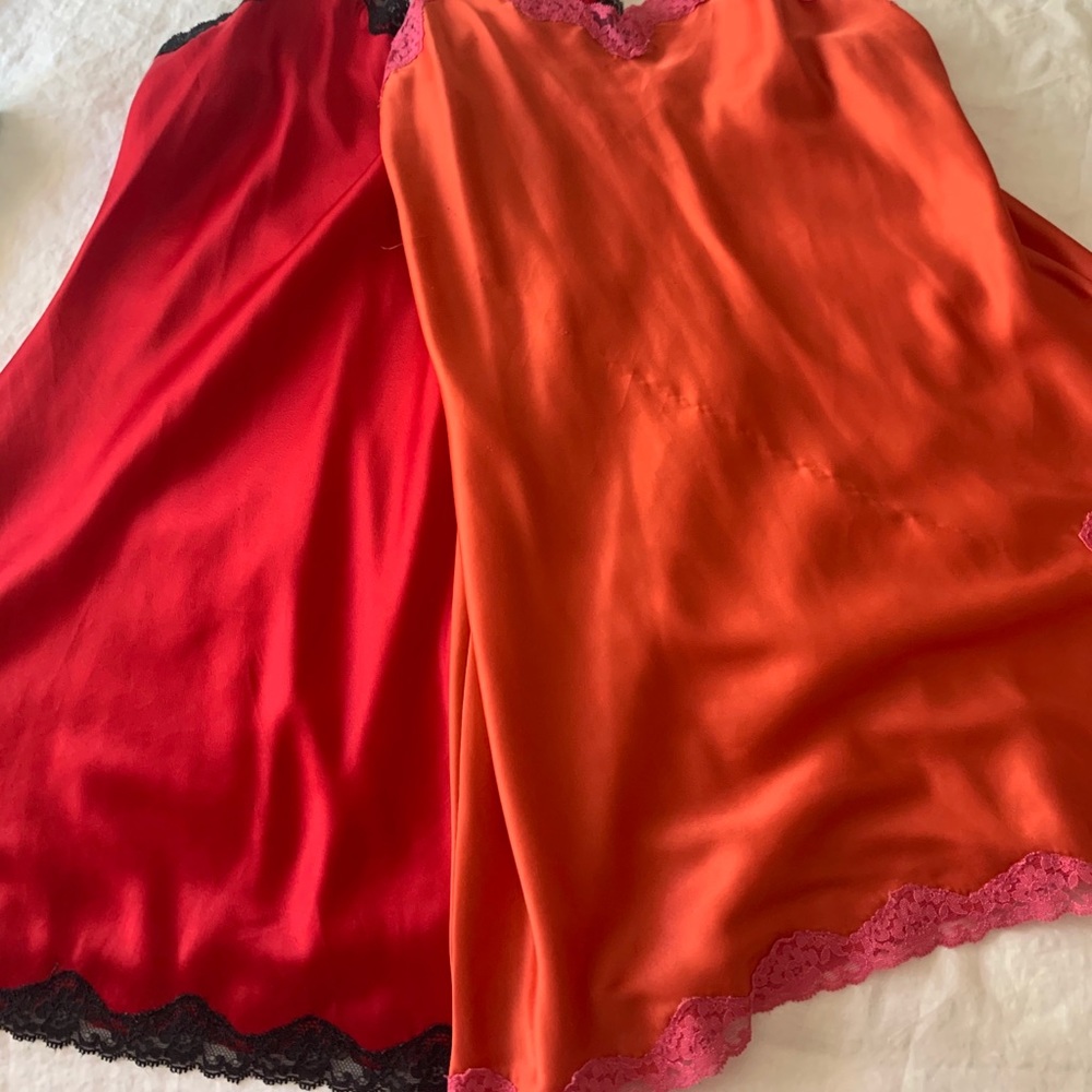 2 Victoria’s Secret Chemise M